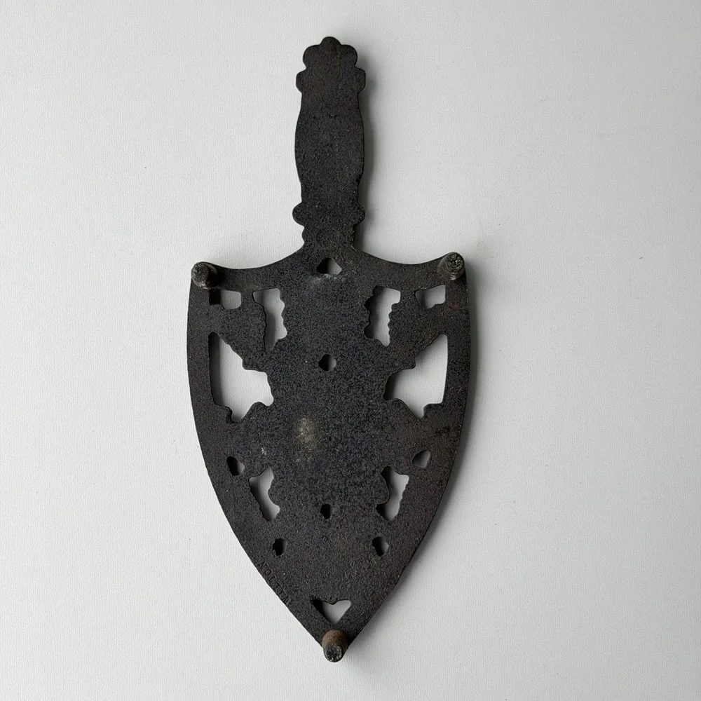 Vintage‎ Cast Iron Trivet Ornate Crest Shield Floral Scroll French Old World